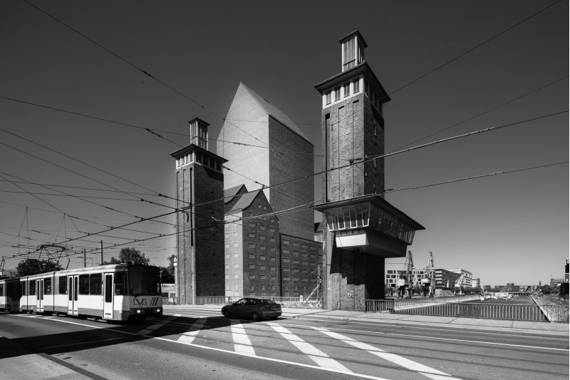 Duisburg, Landesarchiv NRW with harbour Bridge; photograph by Vincent Mosch
